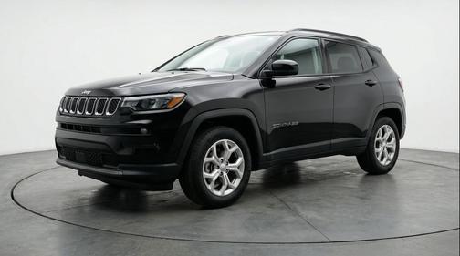 Diamond Black Crystal Pearlcoat 2025 Jeep Compass Latitude