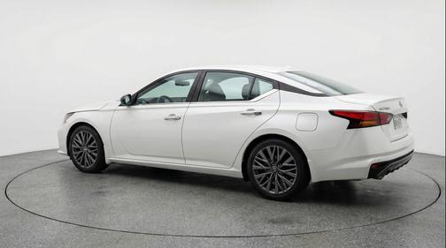 Glacier White 2025 Nissan Altima SV FWD