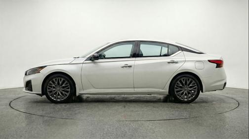 Glacier White 2025 Nissan Altima SV FWD