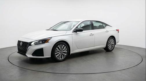 Glacier White 2025 Nissan Altima SV FWD