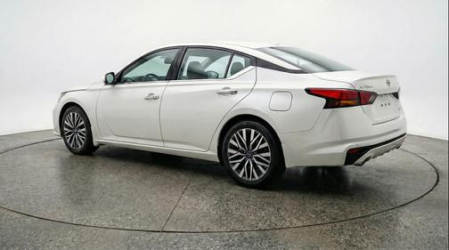 Glacier White 2025 Nissan Altima SV FWD