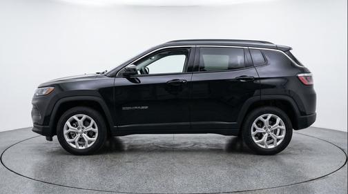 Diamond Black Crystal Pearlcoat 2025 Jeep Compass Latitude