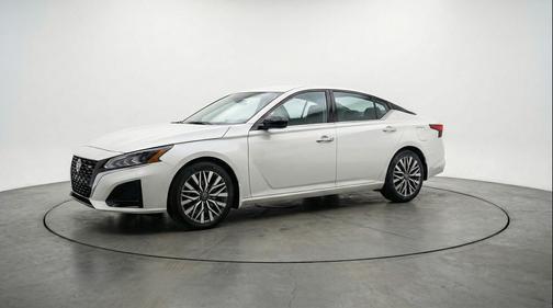 Glacier White 2025 Nissan Altima SV FWD