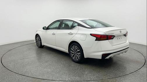 Glacier White 2025 Nissan Altima SV FWD