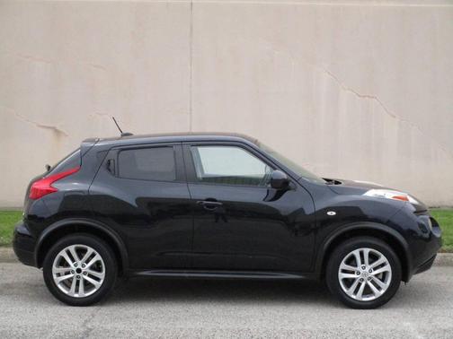 Black 2012 Nissan Juke SV 4dr Crossover 6M