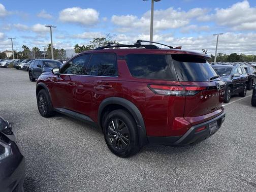2022 Nissan Pathfinder SV