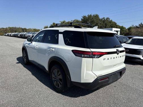 2024 Nissan Pathfinder SV