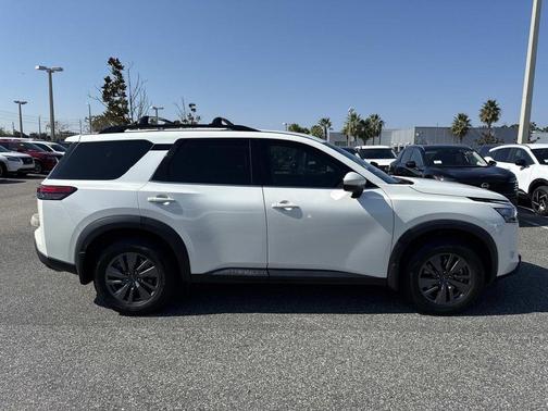 2024 Nissan Pathfinder SV