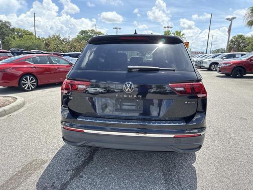 Deep Black Pearl Effect 2022 Volkswagen Tiguan 2.0T SE
