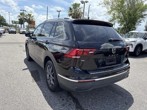 Deep Black Pearl Effect 2022 Volkswagen Tiguan 2.0T SE