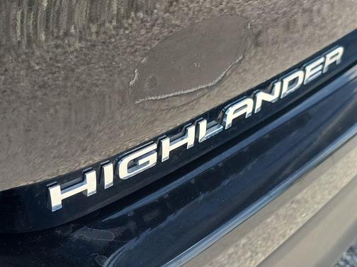 Midnight Black Metallic 2023 Toyota Highlander XLE