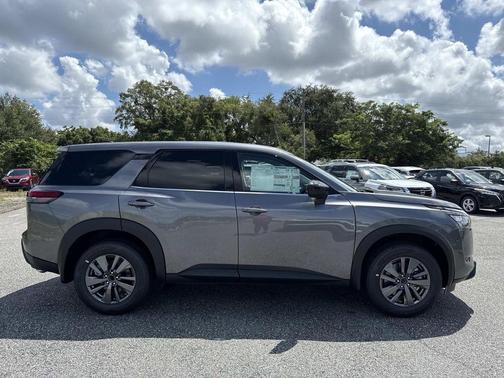 2025 Nissan Pathfinder S