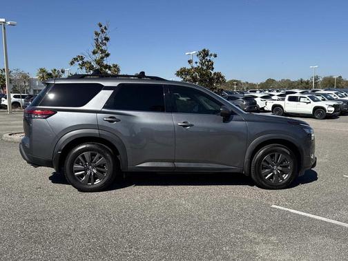2022 Nissan Pathfinder SV