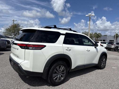 2024 Nissan Pathfinder SV