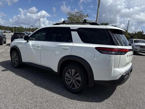 2024 Nissan Pathfinder SV