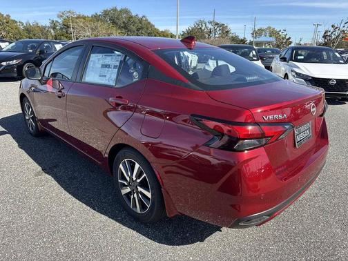 Scarlet Ember 2025 Nissan Versa 1.6 SV
