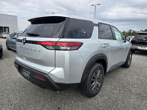2025 Nissan Pathfinder S