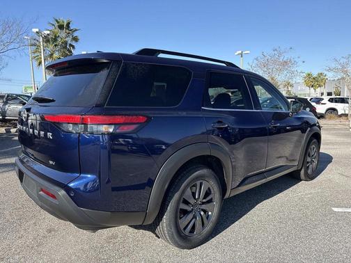 2024 Nissan Pathfinder SV