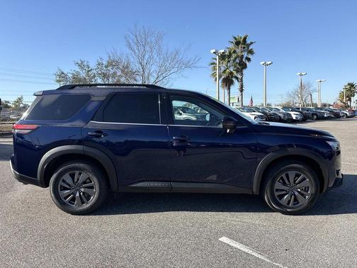 2024 Nissan Pathfinder SV