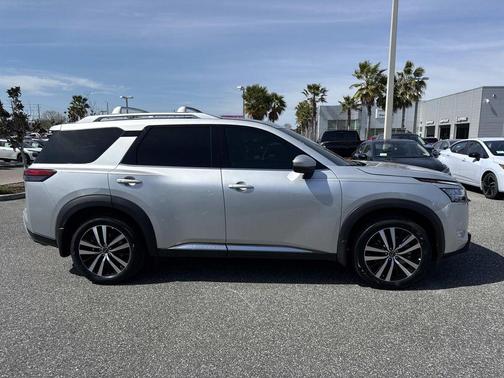 2024 Nissan Pathfinder Platinum