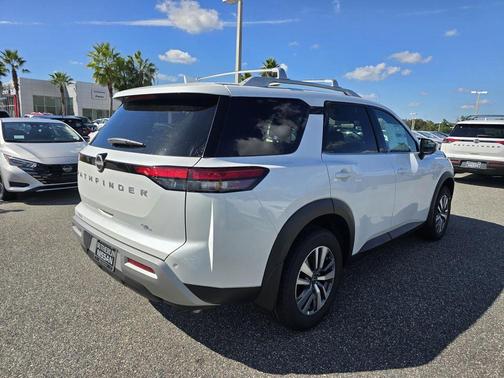 2025 Nissan Pathfinder SL