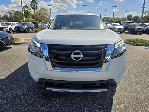 2025 Nissan Pathfinder SL