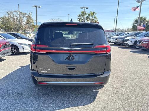 2023 Chrysler Pacifica Touring-L
