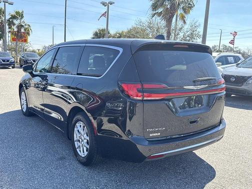 2023 Chrysler Pacifica Touring-L