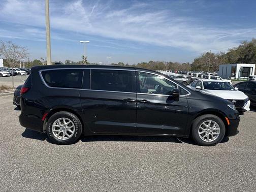 2023 Chrysler Pacifica Touring-L