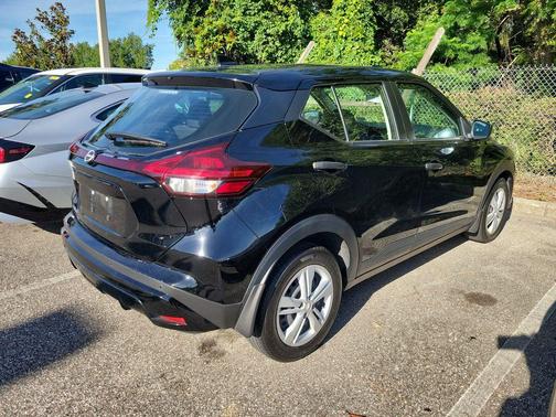 Super Black 2024 Nissan Kicks S
