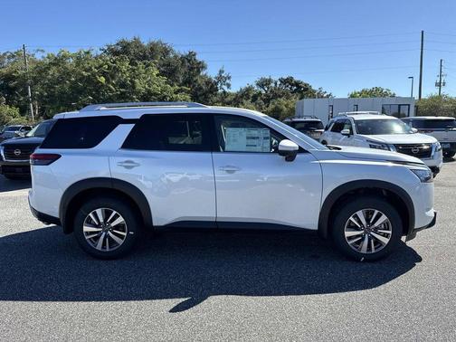 2025 Nissan Pathfinder SL