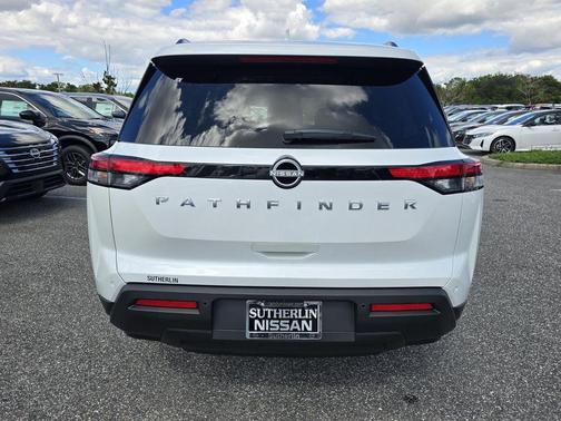 2025 Nissan Pathfinder SV