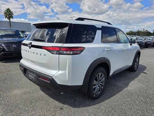 2025 Nissan Pathfinder SV