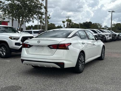 Glacier White 2025 Nissan Altima SV