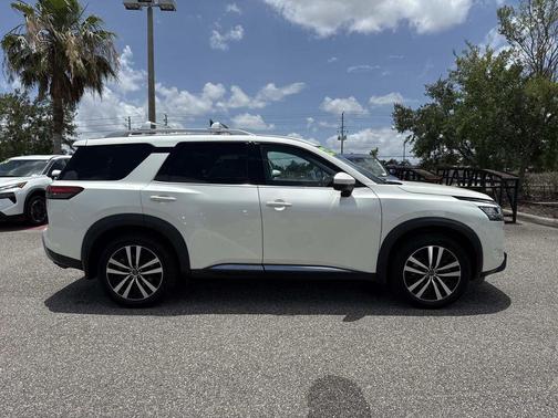 White 2023 Nissan Pathfinder Platinum