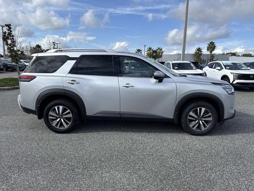 2024 Nissan Pathfinder SL