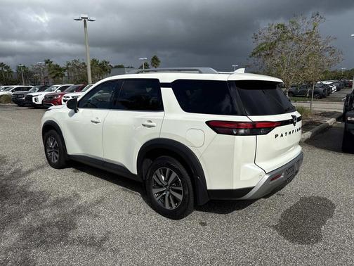 2024 Nissan Pathfinder SL