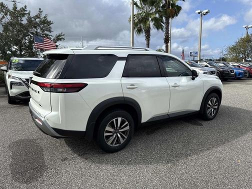 2024 Nissan Pathfinder SL