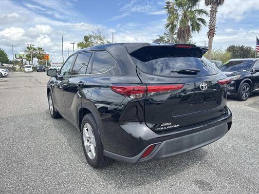 Midnight Black Metallic 2022 Toyota Highlander LE
