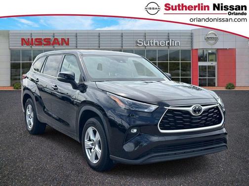 Midnight Black Metallic 2022 Toyota Highlander LE
