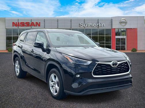Midnight Black Metallic 2022 Toyota Highlander LE