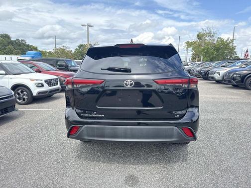 Midnight Black Metallic 2022 Toyota Highlander LE