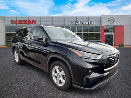 Midnight Black Metallic 2022 Toyota Highlander LE