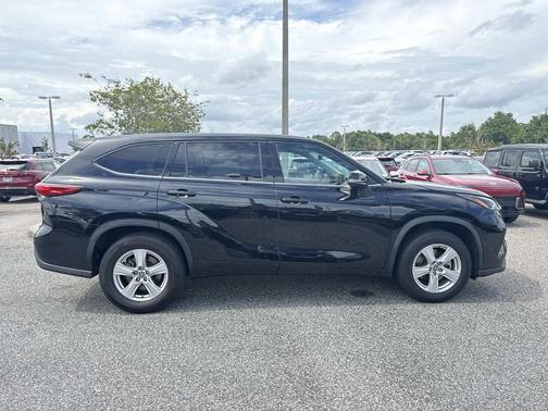 Midnight Black Metallic 2022 Toyota Highlander LE