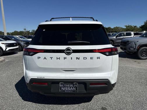 2025 Nissan Pathfinder SV