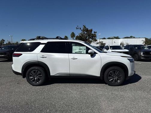 2025 Nissan Pathfinder SV