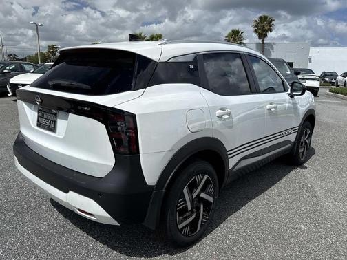 Aspen White Tri 2026 Nissan Kicks SV