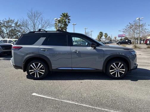 2024 Nissan Pathfinder Platinum