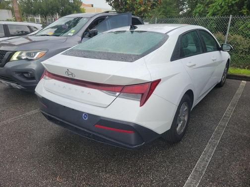 White 2024 Hyundai ELANTRA SE