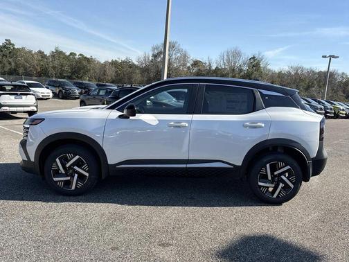 2t Wht Blk Roof 2026 Nissan Kicks SV
